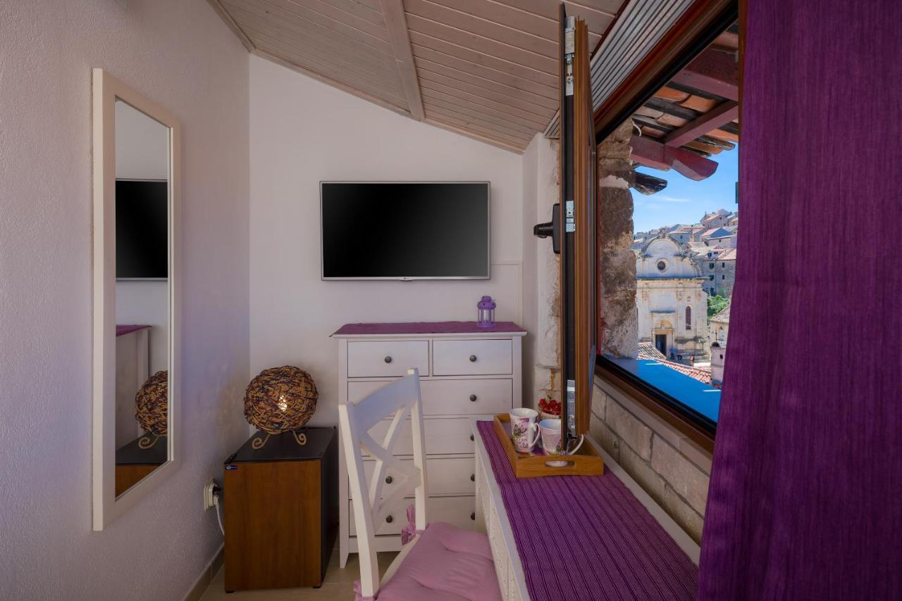 Hektorovic House Guest house