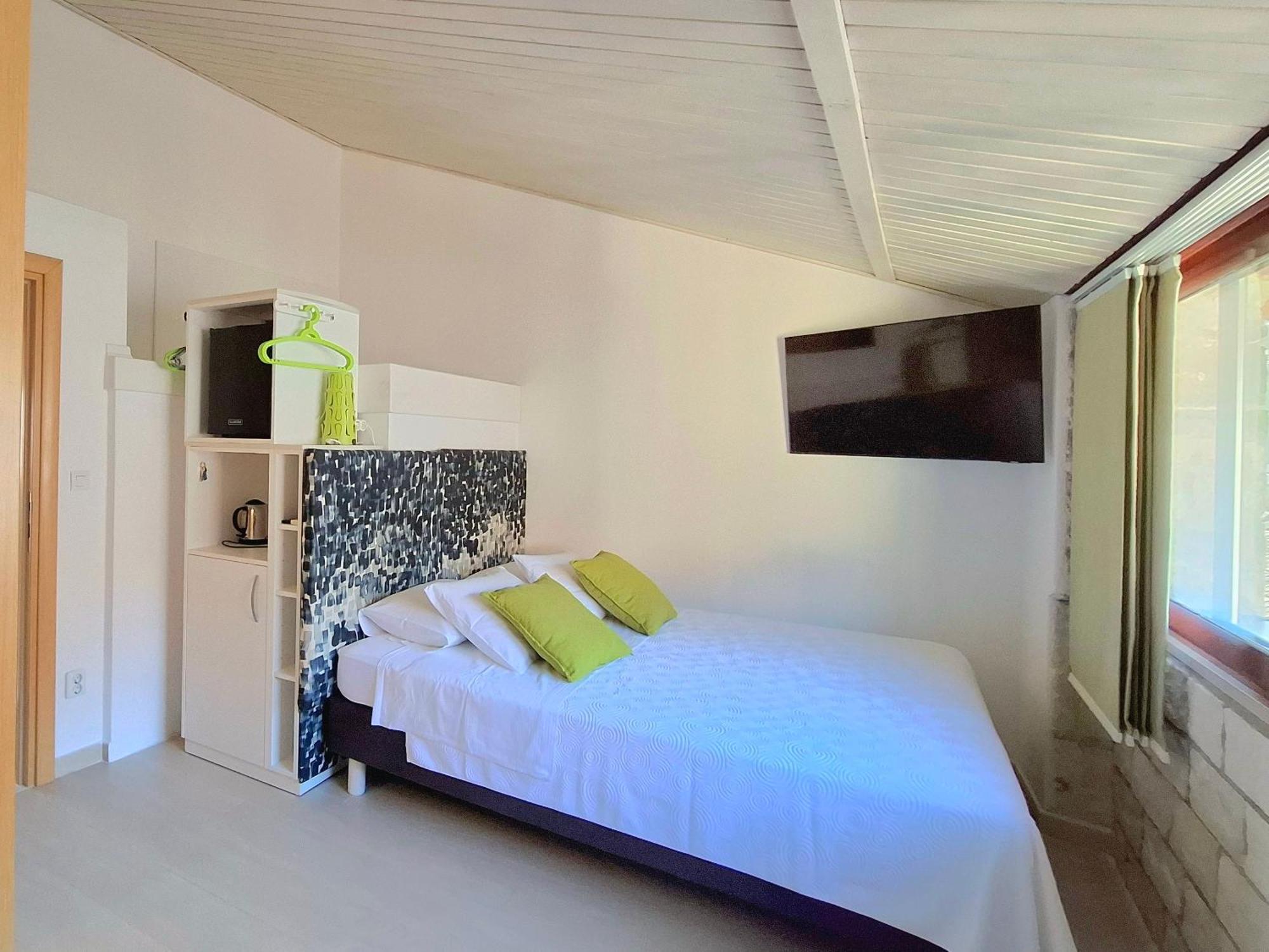 Hektorovic House Hiša za goste 3*