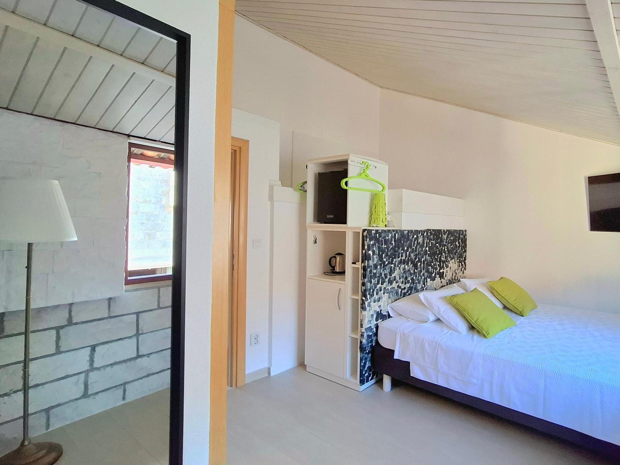 Hektorovic House Hiša za goste 3*