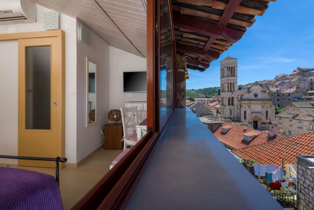 Hektorovic House Hiša za goste 3*